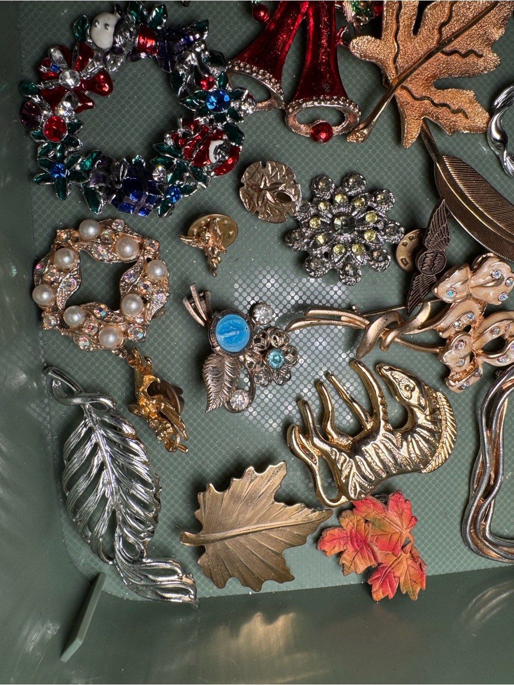 Assorted pins and brooches READ DESCRIPTION - Picture 2 of 5